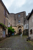 <center>Cordes-sur-ciel.</center>La porte des Ormeaux. C'est une des portes qui protégeaient les entrées de la ville. Son aspect défensif représente ce qu'il y avait de mieux à cette époque. Par la suite, l'usage des canons a fait perdre son intérêt à ce type de porte, sauf dans ce cas particulier où l'enceinte intérieure a été conservée malgré la construction d'une enceinte concentrique extérieure.