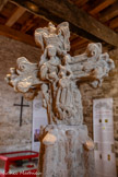 <center>Cordes-sur-ciel. Musée Charles Portal.</center>Personnages de la Croix Vierge à l’enfant Jésus
L’enfant Jésus tient une bible-bourse ?
On trouve aussi la Vierge tenant un pain rond (ou fruit) dans sa main droite. La croix de forme « grecque » (la patère et les stipes forment des rectangles de même longueur). Chaque branche est ornée de feuilles de choux.