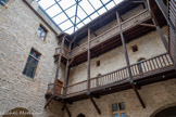 <center>Cordes-sur-ciel.</center>Espace Fonpeyrouse. Les coursives en bois desservaient les étages dits “nobles” car occupés jadis par les riches propriétaires.
La verrière, mise en place en 1996, est un exemple de réhabilitation d’un édifice historique répondant aux besoins du monde contemporain.