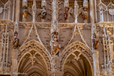 <center>La cathédrale Sainte-Cécile</center>Au-dessus de la porte centrale, sous le jubé, sainte Cécile, patronne de la cathédrale et patronne de la musique, invite tout ce monde à chanter la louange de Dieu.