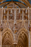 <center>La cathédrale Sainte-Cécile</center>Au-dessus de la porte centrale, sous le jubé, sainte Cécile, patronne de la cathédrale et patronne de la musique, invite tout ce monde à chanter la louange de Dieu.