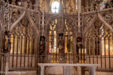 <center>La cathédrale Sainte-Cécile</center>St André, derrière l'autel, au soleil levant, la Vierge Marie avec à sa droite, saint Paul et à sa gauche, saint Jean-Baptiste
