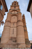 <center>La cathédrale Sainte-Cécile</center>Le chevet. Le clocher–donjon.
Renforçant l’aspect de cathédrale-forteresse, un clocher massif et aveugle se dresse comme une longue vue vers le ciel (78m). Il fut élevé jusqu'à la toiture à la fin du XIVe siècle et couronné à la fin du XVe siècle, par les trois derniers étages. Ce clocher-donjon renforçait les fortifications séparant Albi du Castelviel. On ne pouvait donc édifier là un porche pour l’entrée de la cathédrale, dans l'axe de la nef.