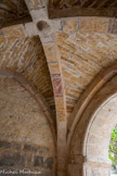 <center>Abbaye de Beaulieu-en-Rouergue  </center>La salle capitulaire. Les voûtes étaient ornées de décors peints ocre et rouge, dont il reste quelques traces sur les arcs en ogive.