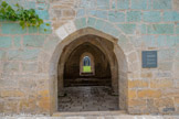 <center>Abbaye de Beaulieu-en-Rouergue  </center>La salle capitulaire. L'entrée, avec au fond une oeuvre d'art dans le jardin.