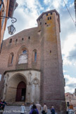 <center>Gaillac</center>L’église Saint-Pierre. Saint-Pierre est l’église paroissiale. Les gaillacois viennent y prier depuis l’époque carolingienne (Ville - Xe siècle). L’Abbatiale Saint-Michel, elle, est le lieu des moines.
Pour autant, les deux bâtiments ont une histoire parallèle, presque concurrente. Ils bénéficient d’une même campagne de reconstruction en 1271. Ils subissent les destructions et restaurations de l’époque des guerres de religions (notamment en 1562 puis le 1568 à 1570) et les affres de la Révolution Française. Ils sont marqués par l'influence de l'art religieux du XIXe siècle. Edifiée quasi au point culminant de la ville médiévale et sur le tracé de la grand rue actuelle, l’église se trouvait près de la porte du Rastel, principale porte fortifiée de la ville. Située à un point stratégique, on la dote d’une tour-clocher qui permet la surveillance. Le clocher polygonal s’élève à l’angle sud. Il contient cinq cloches, deux d’entre-elles datent de 1704 et de 1727