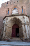 <center>Gaillac</center>L’église Saint-Pierre. Un portail gothique en pierres moulurées et sculptées a été rajouté au XIVe siècle, chef d’œuvre de l’art languedocien. Il est composé de deux ensembles de neuf colonnes portant leur chapiteau à deux rangs de feuilles de vignes, témoin de l’importance de la vigne déjà à cette époque dans la ville de Gaillac, et présente une qualité d’exécution et de composition. Au- dessus une grande fenêtre en ogive est accostée de deux plus petites, romanes, en plein cintre. L’ensemble est bordé de niches et de baies aveugles en arcs brisés. Au- dessus une grande fenêtre en ogive est accostée de deux plus petites, romanes, en plein cintre.
