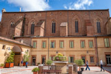 <center>Gaillac</center>Vue de l'église et de l'abbaye. Adossées à l’abbatiale, les bâtiments conventuels médiévaux sont destinés à servir les activités quotidiennes des moines bénédictins, ces bâtiments (salle capitulaire, sacristie, réfectoire, dortoir, cloître sont détruits lors des guerres de religion. L’abbaye voit la construction dès 1636 de l’actuel palais abbatial conçu comme une demeure de plaisance à l’usage de l’abbé. Vendus comme bien national à la Révolution, ces bâtiments deviennent en 1903 le siège de la cave coopérative de Gaillac.