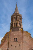 <center>Notre Dame de La Jonquière de Lisle-sur-Tarn</center>Le clocher, haut de 50 m, est au fond de la nef. Carré à la base, il devient octogonal à partir de la toiture de l'église et se termine par une flèche. Les ouvertures de la partie octogonale sont semblables à celles de la tour de l’église des Jacobins de Toulouse, souvent reproduites et rapportées au XIVème siècle.