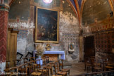 <center>Notre Dame de La Jonquière de Lisle-sur-Tarn</center>Chapelle Saint Roch.
L'arc d'ouverture de la chapelle est en ogive et présente la particularité d'un second arceau à l'intérieur.
La fenêtre est en grande partie murée, mais son dessin permet peut-être d'en situer la taille autour de 1300.
Sur les murs du fond de la chapelle sont représentés les tours et les créneaux de la Jérusalem Céleste.
Nous savons que la chapelle a été repeinte en particulier en 1616, mais les peintures actuelles semblent dater du XIXème siècle.
Elle a été d'abord dédiée à Saint-Jacques le Majeur.
On y a ajouté Saint-Roch, protecteur des pestiférés, après une terrible épidémie de peste en 1653 qui a ravagé la ville et la campagne. L’intérêt de la chapelle vient surtout du tableau «Saint-Roch soigné par l'Ange, œuvre d’Ambroise Frédeau, religieux augustin au couvent de Toulouse de 1640 à sa mort (1589-1673). Il est daté de 1650 et a été fait pour le couvent des Augustins.de Lisle où existait, semble-t-il, très tôt, une chapelle consacrée à Saint-Roch.
Il relate un épisode de la vie du saint : atteint de la peste, il se réfugie dans un endroit isolé où il est nourri par un chien.