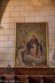 <center>Notre Dame de La Jonquière de Lisle-sur-Tarn</center>Les archives nous apprennent la création d'une Confrérie du Rosaire, dès 1620, et la chapelle lui est confiée.
Le tableau sur le mur de gauche (XIXème siècle), trouvé dans l'ancien presbytère et placé là en novembre 2014, nous renseigne sur l'origine de la dévotion du Rosaire.
Il représente la Vierge, assise sur un nuage, couronnée de roses, entourée d'anges, et portant l'enfant Jésus sur les genoux.
Elle remet un Rosaire à Saint-Dominique, agenouillé, tenant des fleurs de lys à la droite.
Un chien est assis à ses pieds, une torche enflammée dans la gueule. Il rappelle la légende selon laquelle sa mère aurait eu cette vision. La torche était destinée à éclairer le monde et symbolise la vie du futur saint qui aura pour mission d'aboyer contre les hérétiques et de surveiller le troupeau (d'où le surnom donné aux Dominicains: DOMINI CANES: les Chiens du Seigneur). Saint Dominique de Gusman (1170-1221) est le fondateur des Frères Prêcheurs (les Dominicains) en 1215 à Toulouse.