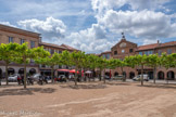 <center>Lisle-sur-Tarn</center>La place Paul Saissac. Cette place est typique de l’organisation spatiale des bastides du XIIIe siècle. A partir de chacun de ses angles, les rues sont disposées perpendiculairement de manière régulière et constituent quatre quartiers ou gâches” auxquels correspondent quatre portes fortifiées : Peyrole, le Pal, St Louis et le Port.