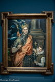 <center>Le musée Goya.</center>EL GRECO (Domenikos Theotokopoulos. dit)
CANDIE (CRÈTE). 1541 - TOLÈDE. 1614
Saint Louis, roi de France, et un page
Vers 1585-1590 Huile sur toile
Né en 1541 en Crète, Domenikos Theotokopoulos fait son premier apprentissage dans la tradition byzantine avant de parfaire sa formation à Venise puis à Rome. En Espagne, attiré par le chantier de l’Escorial l’artiste importe la couleur du Titien, les audaces du Tintoret et la force plastique de Michel-Ange. Dernier maître de la Renaissance, il est aussi considéré comme un des premiers grands peintres du Siècle d’Or.
Peint à Tolède entre 1585 et 1590, ce portrait de Saint Louis, roi de Franc», et un page a les caractéristiques stylistiques de l'art de Greco à la fin du XVIe siècle, finesse des mains, contrastes de lumières, souplesse des drapés. Saint Louis porte les attributs du pouvoir royal, la couronne et le sceptre. L’expression mélancolique et la draperie orangée animent cette figure austère. En bas à droite, le peintre a traité la figure du jeune page dans une harmonie discrète de teintes blondes, brunes et blanches. Dans une attitude quasi filiale, il tient dans ses mains son heaume. Le roi porte une simple cuirasse légère, typique de celles fabriquées par les armuriers tolédans du XVIe siècle. Par cette armure, Greco évoque la neuvième croisade au cours de laquelle saint Louis mourut de la peste en 1270.
Le paysage à l’arrière des personnages est aujourd’hui lacunaire et usé. Cependant tes études laissent penser qu'il s'agissait d'une vue de Tolède, et particulièrement de la flèche de le cathédrale et de l’Alcazar tolédans sous en ciel sombre zébré de nuages blancs et gris.