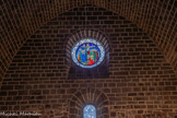 <center>Aubrac. L’église Notre-Dame des Pauvres.</center>Le vitrail représente la crucifixion : à gauche la vierge Marie soutenue par les Saintes Marie, aux pieds du Christ Marie-Madeleine, à droite Saint Jean et Saint-Jacques.