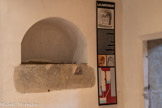 <center>La chartreuse Saint-Sauveur.</center>Le « lavatorium » est la fontaine située sous une arcade creusée dans le mur occidental du petit cloître. Il est surmonté d'un tympan en bas-relief représentant la scène du « lavement des pieds », par le Christ, d'après l'évangile de Saint Jean, au chapitre 13.
Bien que vandalisé lors des guerres de religions (les visages ont été martelés), le bas-relief permet de deviner le Christ au centre, lavant les pieds de ses disciples. Sur le phylactère de droite, on peut lire : « Si non laverote, non habebis partem mecum » (Si je ne te lave pas, tu n'auras pas de part avec moi) ; Pierre répond sur le phylactère de gauche : « Domine, non tantum pedes meos, sed et manus, et caput » (Seigneur, pas seulement les pieds, mais encore les mains et la tête).