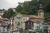 <center>Ciboure.</center>L'èglise St Vincent fut édifiée à partir de 1555 et son originalité réside en son cloché octogonal, unique en Pays Basque. Elle possède une porte réservée aux cagots, personnages habitants plus particulièrement à Ciboure et dénommés Cascarots.
Au premier plan La maison estebania ou maison Ravel. De style hollandais, elle fut construite par un armateur cibourien,  Esteban d’Etcheto. Le Cardinal Mazarin y séjourna lors du mariage de Louis XIV et de l’Infante Marie –Thérèse.
Maurice Ravel y vit le jour le 7 mars 1875.