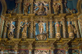 <center>Eglise St-Jean Baptiste.</center>Saint Jean-Baptiste, saint patron de la ville (centre du retable) annonciateur de la venue du fils de Dieu. A gauche, St Louis et St François d'Assise. A droite, St Benoit et Ste Jeanne de France.