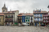 <center>Hondarribia/Fontarabie</center>Place des Armes. La citadelle bénéficie d'un espace privilégié : Privilégié par la nature, passage naturel entre les Pyrénées et la mer, chemin de transît entre l'Europe et la péninsule ibérique, côte visitée par d'abondantes baleines (il y a des siècle; de cela !), baie protégée des tempêtes. ...Et privilégié par un roi qui concéda à cette colline un statut juridique envié des localités voisines durant des siècles.