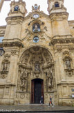 <center>San Sebastian</center>Eglise Sainte Marie.  L'église présente un plan rectangulaire, avec une abside semi-circulaire et des dépendances secondaires. La nef de Santa María est adossée à la partie nord. L'une des parties à souligner est la façade principale, qui présente une niche de grandes dimensions. L'église est flanquée de deux tours.