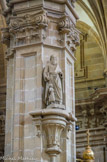 <center>San Sebastian</center>Eglise Sainte Marie. Lesstatues des quatre évangélistes sont placées  sur les colonnes centrales. St Matthieu.