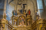 <center>San Sebastian</center>Eglise Saint Vincent. Ce retable est considéré comme l'un des plus beaux retables du romanisme (école de Michel-Ange), et décrit des moments clefs de la vie chrétienne: les mystères du Seigneur, par exemple, les apôtres, ses témoins, et quelques saints exemplaires pour la religiosité populaire, avec une place spéciale pour les saints patrons de l'église, et naturellement, pour la Vierge Marie, mère de Jésus. Le sculpteur sourd-muet Alkiza a su employer son génie pour que ses créations parlent d'elles-mêmes par leur position ou bien par le mouvement de leurs mains.