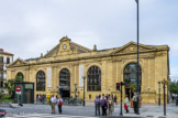 <center>San Sebastian</center>Le Mercado de la Bretxa se situe le long de l'Alameda del Boulevard qui sépare la Vieille Ville et le Centro, adossé à ce qui était jadis les remparts de la ville. Il a été édifié en 1870, il est de style néoclassique. Au rez de chaussée se trouvent des commerces alimentaires nombreux et variés (viande, posson, légumes, etc). L'édifice accueille aussi des boutiques de vêtements et autres produits et services.