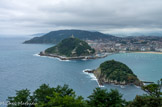 <center>San Sebastian</center>Île de Santa Clara. C'est un ilot de de six hectares au centre de la Baie de la Concha. Il est assez escarpé et son sommet est à environ 50 mètres d'altitude. L'île possède une petite plage qui n'est praticable qu'à marée basse.