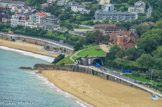 <center>San Sebastian</center>La Plage d'Ondarreta vue depuis le mont Igeldo. Le bâtiment avec une tour est  le Palacio Municipal de Miramar, ancien palais royal. C'est un palais de style anglais construit en 1893 sur ordre de la Maison royale espagnole (Casa Real española), sur la base d'un projet de 1889 de l'architecte anglais Selden Wornum, et présente certains éléments décoratifs néogothiques.
