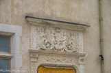 <center>Château de Pau</center>Espace d'abord essentiellement dédié à la protection militaire, la cour devient un des éléments démonstratifs de l'ambition des vicomtes de Béarn promus rois de Navarre au XVe siècle. Les façades de la cour se parent de médaillons, de frises.
Deux jeunes garçons tiennent un blason où on peut reconnaitre les chaînes de Navarre, les pals de Foix, les boeufs du Béarn, les lions de Bigorre, des fleurs de lis.