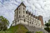 <center>Château de Pau</center>Sicard de Lordat revêt l'éperon rocheuxl sur lequel repose la basse-cour château d'une gaine de pierres de taille.