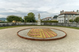 <center>Château de Pau</center>De la vicomté de Foix-Béarn dont Pau dépendait, ses armes s'inspirent des trois pals de Foix et des deux vaches du Béarn. Ce sont les armes de Gaston Fébus.