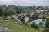 <center>Navarrenx</center>Berges du Gave d'Oloron et Pont du XIIIième siècle. Le pont est construit en 1289. Il facilite l'accès aux cols pyrénéens et à la Navarre, notamment pour les pèlerins du chemin de Saint Jacques de Compostelle. Il a été reconstruit en 1583 a été réparé plusieurs fois avant de voir sa voie portée à 5.5 mètres de large en 1988.