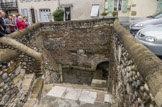 <center>Navarrenx</center>La fontaine militaire. Sans doute aménagé avant la construction des remparts, cette fontaine est située à 4,60 m au-dessous du niveau du sol et l'on y accède par 21 marches d'un escalier de belles pierres. Son débit, de 1700 litres/heure en été, suffisait largement aux besoins des habitants de la place, civils et militaires. Sa source dont l'emplacement reste incertain n'a jamais été détournée ni empoisonnée par l'ennemi lors des sièges et blocus de la cité.