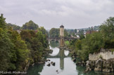 <center>Orthez</center>Le Pont Vieux, bijou de rêve dans son décor de rochers et d’eaux vives, avec sa tour et ses arches inégales est né aux 13è et 14è siècles, il fut commencé par Gaston VII de Moncade au moment où celui-ci fit d’Orthez la capitale du Béarn et y transporta sa cour.
Il résista à 2 assauts importants : en 1569 aux troupes protestantes de Montgomery et en 1814, à celles du Duc de Wellignton lancées derrière les troupes napoléoniennes en retraite.