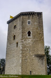 <center>Orthez</center>Le donjon, situé au centre d’une cour délimitée par une première ligne de fortification de forme pentagonale, est l’élément principal du château d’Orthez. Il est de forme pentagonale au sol et heptagonale à partir du premier étage et présente un éperon au nord ouest regardant le chemin vicomtal qui permettait de dévier les éventuels projectiles de machines de jet.