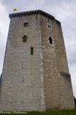 <center>Orthez</center>Le 1e étage du donjon était occupé par une salle des gardes. Le seul accès possible au donjon, pièce maîtresse et ultime du système défensif se faisait par les étages du logis seigneurial.
Ce niveau à vocation essentiellement défensive est percé de trois niches d’archères en plein cintre aux proportions imposantes et d’une fenêtre haute logée à 3 mètres du plancher. Une porte à linteau surmontée d’un assommoir dissimulé dans une niche et accolée à la salle de la maison aujourd’hui détruite constituait l’accès principal de la tour.
