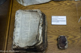<center>Orthez</center>Le Musée du Protestantisme Béarnais. Bibles et psautiers. Ces livres ont servi en Béarn pendant la période du Désert. On arrachait les pages de titre pour que les soldats, assez ignorants, ne sachent pas de quels livres il s'agissait.