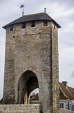 <center>Orthez</center>C’est probablement à la campagne de travaux de renforcements des édifices militaires hérités de Gaston VII et menée par Gaston Fébus vers 1370 que le pont doit sa forme actuelle. Dès la fin du XIV e siècle, le pont a perdu sa tour côté départ qui fut remplacée par un châtelet renfermant un dispositif de pont-levis.