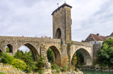 <center>Orthez</center>Le Pont Vieux. Construit au XIII e siècle par Gaston VII de Moncade ce pont fortifié en zone frontière constitue l’un des rares points de franchissement permettant le passage des pèlerins et des marchandises sur le Gave en toute saison. Témoin de drames sanglants pendant les guerres de religions, il a résisté aux charges de poudres destinées à le faire sauter lors de la retraite des armées napoléoniennes conduites par le Maréchal Soult ( Bataille d’Orthez 1814).