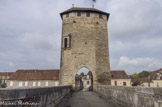 <center>Orthez</center>Contemporain du pont Valentré de Cahors, il constitue, avec sa tour-porte, l’un des plus beaux exemples d’architecture militaire défensive médiévale conservé de nos jours. Le Pont-Vieux qui apparaît figuré sur les poids et les armoiries de la ville dès le 13e siècle est demeuré le monument emblématique de la ville.