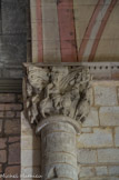 <center>Lacommande</center>Sur l'astragale, grosse moulure cylindrique très développée qui figure le sol, les trois rois à cheval suivent l'étoile qui les guide. Celle-ci, représentée par une grosse fleur, est accrochée à la crosse du chapiteau. Les rois couronnés sont richement habillés ils tiennent à la main leurs présents ; leurs chevaux sont luxueusement harnachés. La composition, simple, est habile et vivante. Chaque personnage occupe une face du chapiteau ; cependant, on les voit hésiter sur la route à suivre, se concerter.