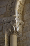 <center>Lacommande</center>Un chapiteau des colonnettes des fenêtres. Sangliers affrontés.