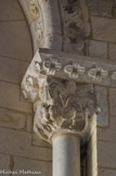 <center>Lacommande</center>Un chapiteau des colonnettes des fenêtres. Chameaux affrontés.