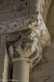 <center>Lacommande</center>Un chapiteau des colonnettes des fenêtres. Un singe.