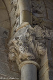 <center>Lacommande</center>Un chapiteau des colonnettes des fenêtres.