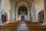 <center>Lescar</center>La cathédrale Notre-Dame. La nef de cinq travées est flanquée de bas-côtés. Elle est voûtée en berceau plein cintre, les bas-côtés en berceaux transversaux.