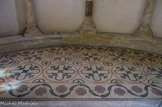 <center>Lescar</center>La cathédrale Notre-Dame. Réalisée sous l’épiscopat de Gui de Lons (1115 – 1141), comme en témoigne la dédicace en latin située en bordure de pavement, la mosaïque formait au centre une rosace avec les armoiries de l’évêque : Seigneur Gui, évêque de Lescar, fit faire ce pavement.
