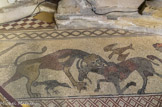 <center>Lescar</center>La cathédrale Notre-Dame. Deux lions et un rapace s’attaquent à un bouc. Trois oiseaux, dont l’un semble blessé ou mort, encadrent ces deux scènes.
