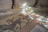 <center>Lescar</center>La cathédrale Notre-Dame. Deux lions et un rapace s’attaquent à un bouc. Trois oiseaux, dont l’un semble blessé ou mort, encadrent ces deux scènes.