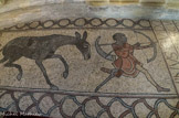 <center>Lescar</center>La cathédrale Notre-Dame. La mosaïque romane du chasseur mauresque. Le sol du chœur est pavé d'une mosaïque du XIIe siècle représentant une scène de chasse mauresque. Le chasseur est unijambiste, cela évoque les prothèses espagnoles admirées par Guy de Lons qui participa à la Reconquista.